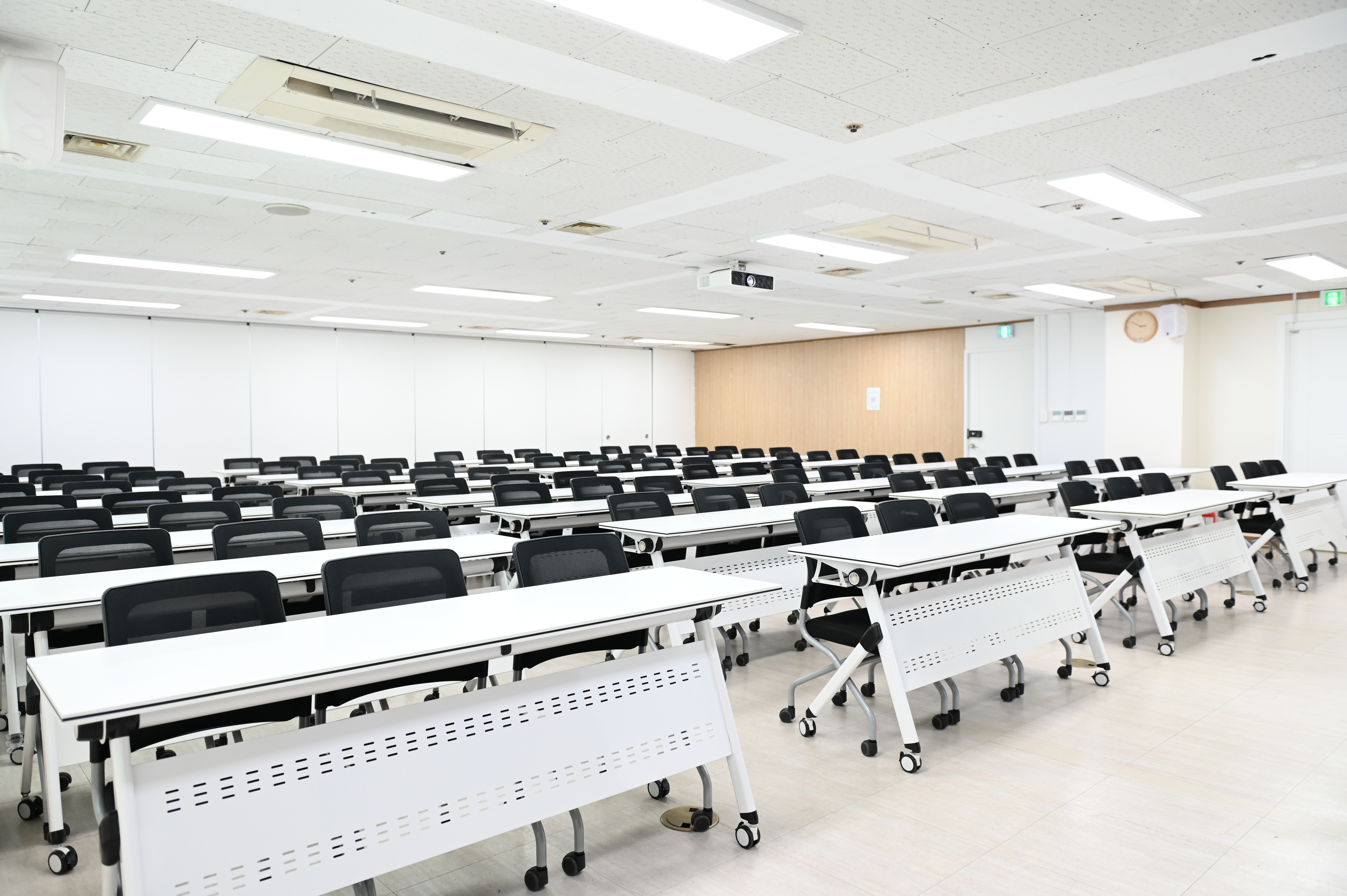 스페이스쉐어 지밸리센터 IT-1룸 전경, IT 교육과 행사에 최적화된 기가 인터넷 회선 구비