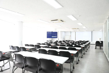 스페이스쉐어 서울역2센터 홀 전경, 기업 교육 및 행사를 위한 쾌적한 내부 시설