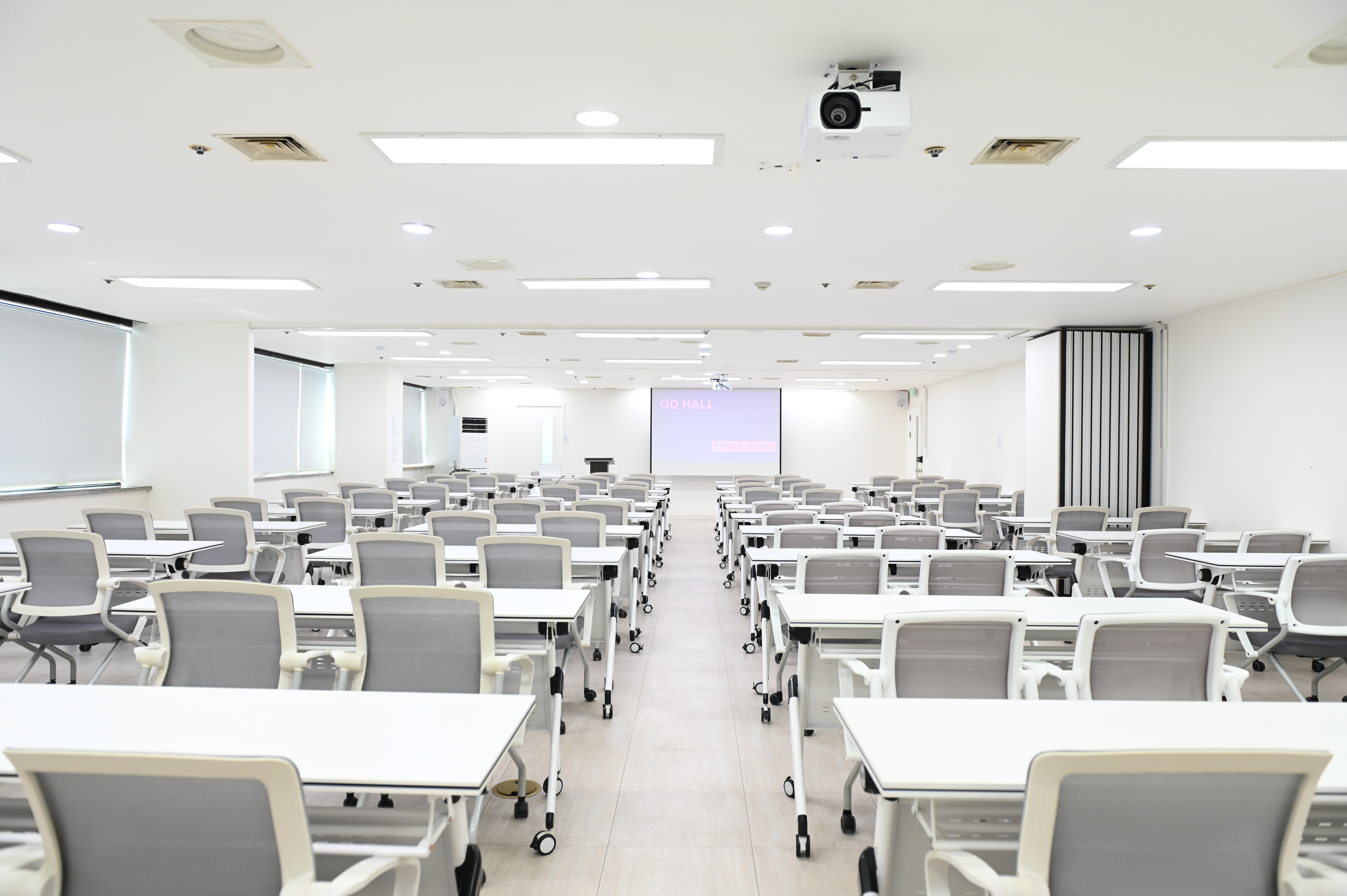 스페이스쉐어 지밸리센터 GD홀 정면, 대형 스크린과 음향 시설을 갖춘 강의장