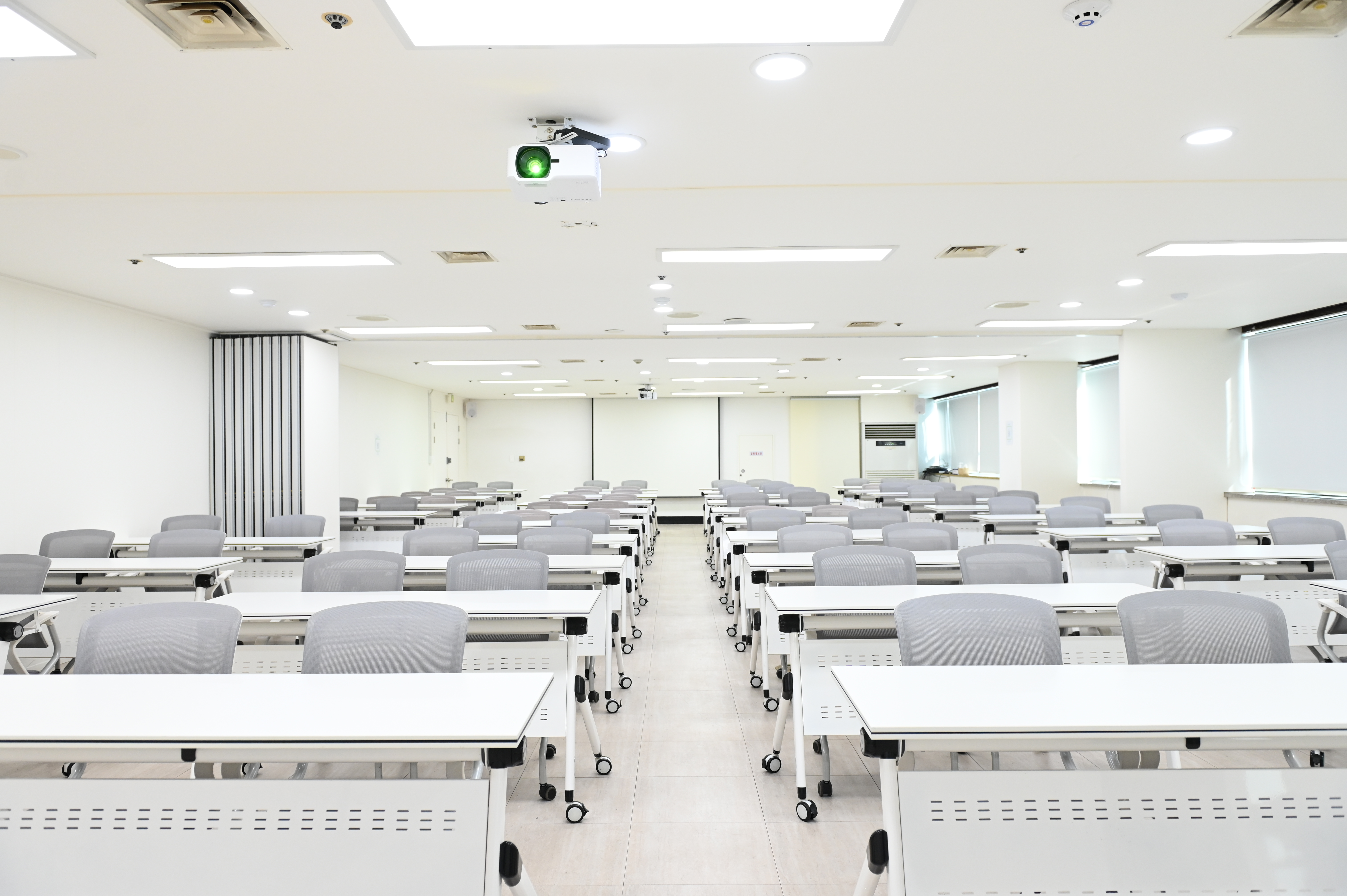 스페이스쉐어 지밸리센터 GD홀 좌석 배치, 교육생 집중도를 높이는 책상 배열 및 강의장 내부