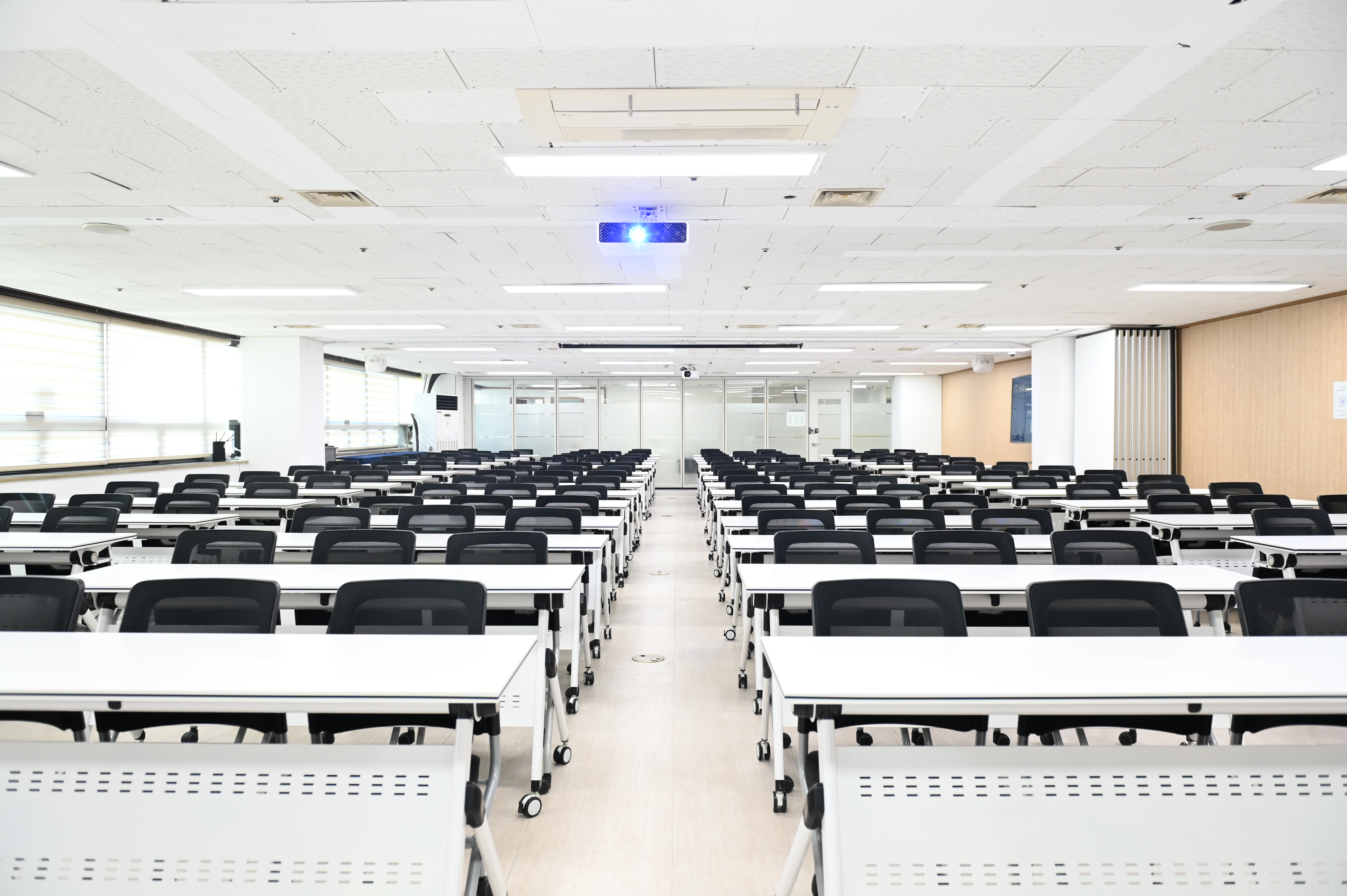 스페이스쉐어 지밸리센터 IT홀 좌석 배치, 교육생 집중도를 높이는 책상 배열 및 강의장 내부