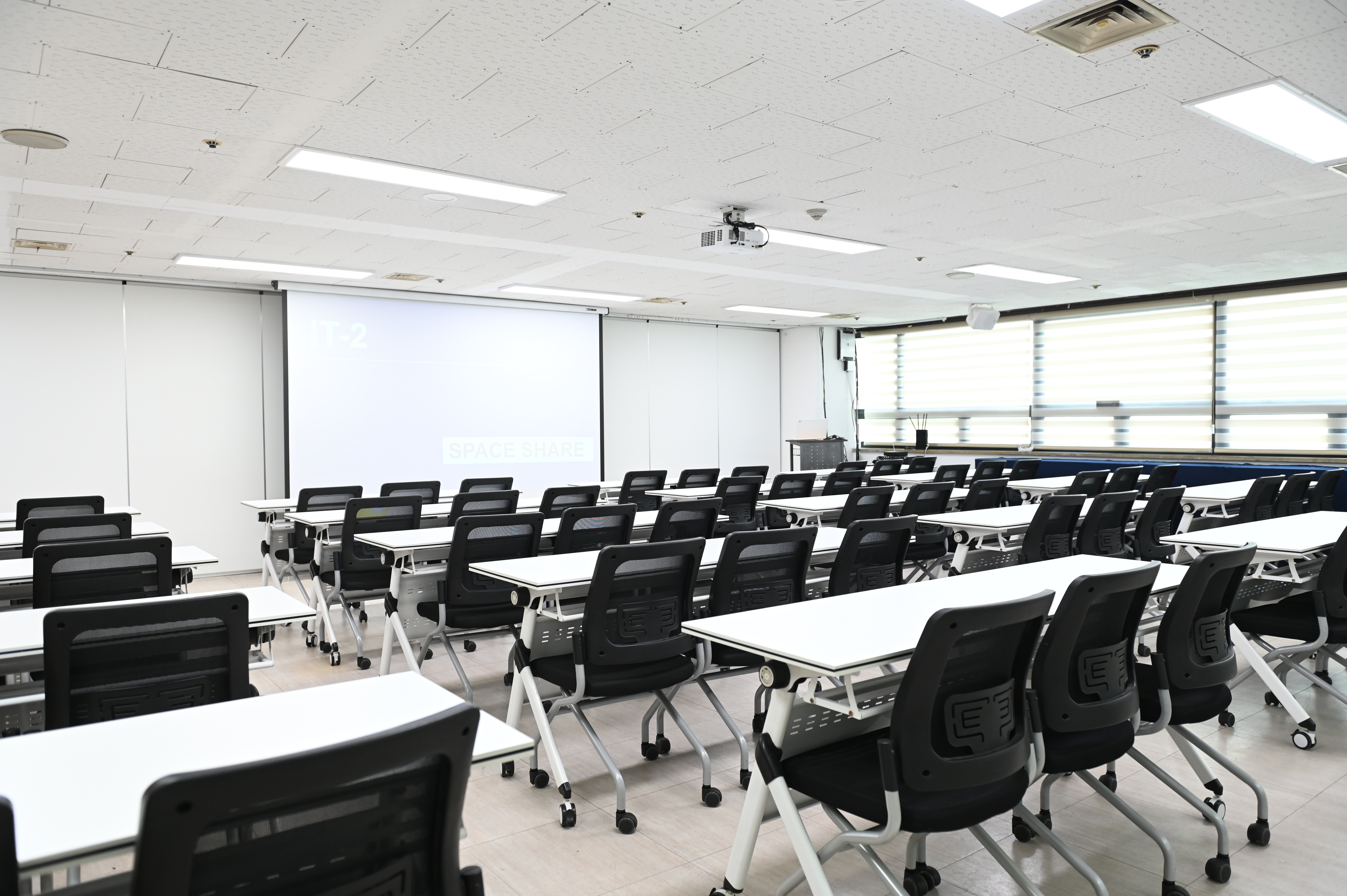 스페이스쉐어 지밸리센터 IT-2룸 측면, 최대 60명 수용 가능한 대형 강의장 및 기업 행사 홀